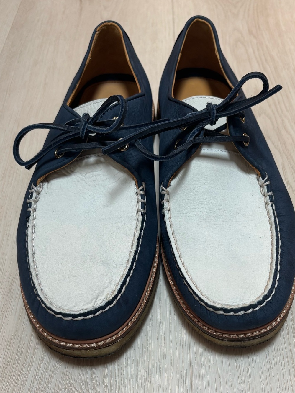 Sperry Gold Cup Captain's Crepe Oxford in the navy and white